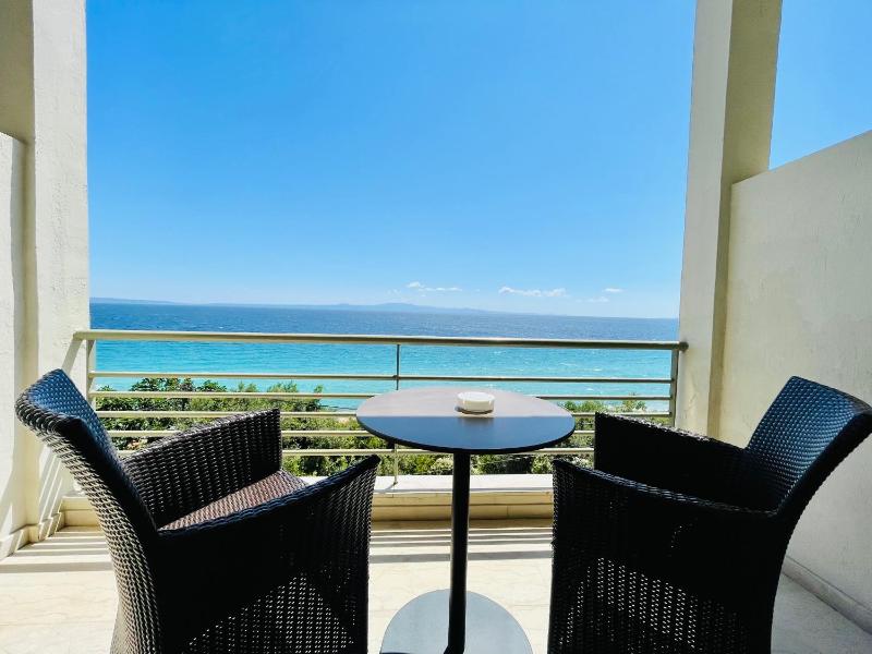 One-Bedroom Apartment with Balcony and Sea View image 3