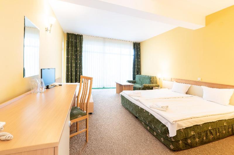 Triple Room with Balcony image 3