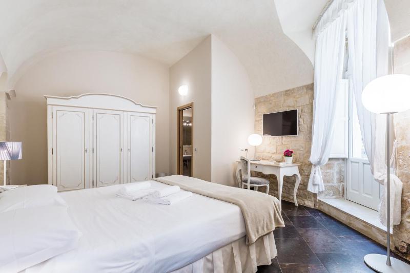 Deluxe Double or Twin Room image 3