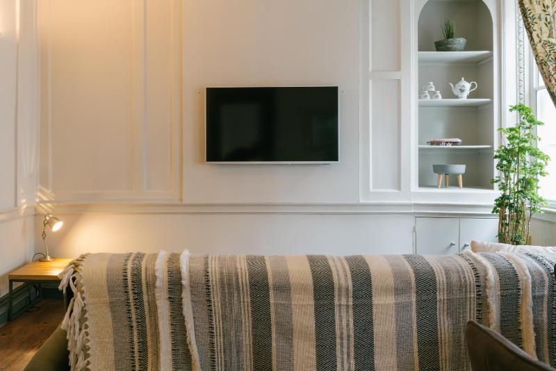 One-Bedroom Apartment image 4