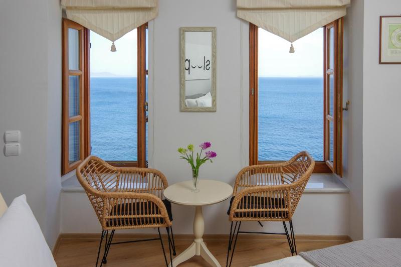 Superior Triple Room with Sea View image 4