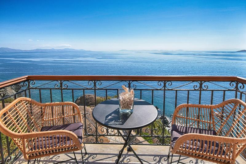 Deluxe Double Room with Sea View image 4