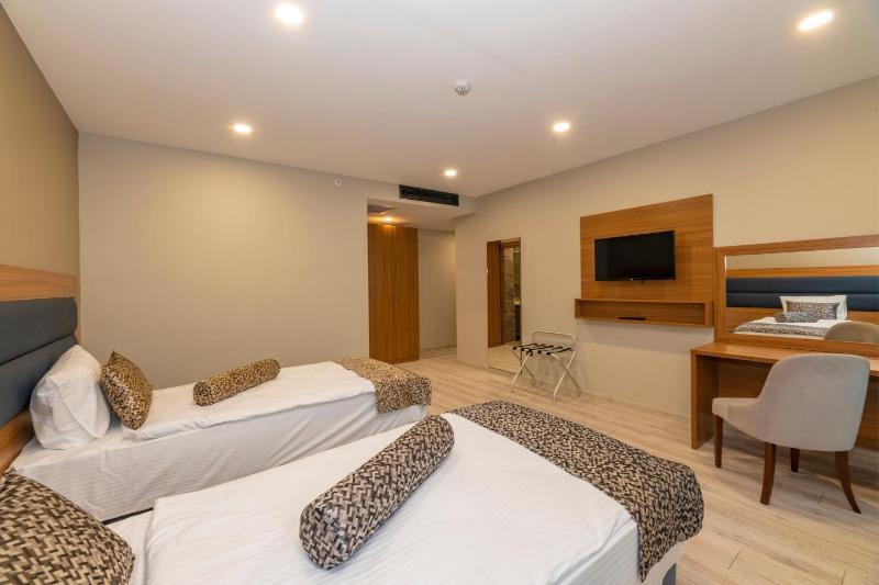 Deluxe Double Room with Balcony image 3