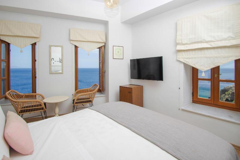 Superior Triple Room with Sea View image 3