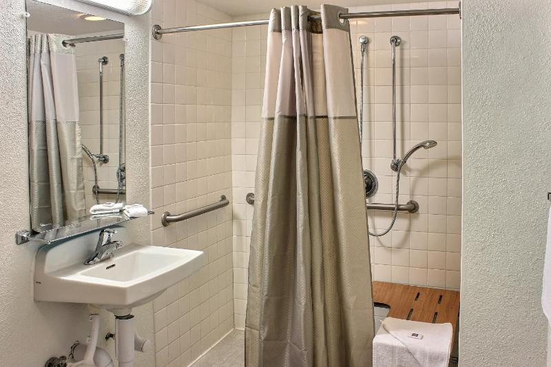 Queen Room with Two Queen Beds - Disability Access - Non-Smoking image 3