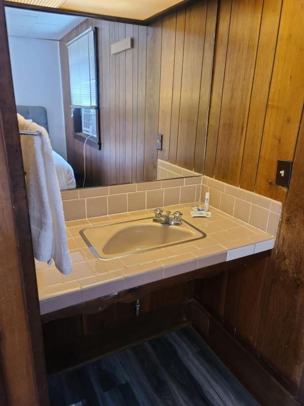 Standard Queen Room image 3