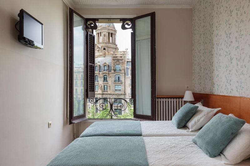 Twin Room with City View image 2