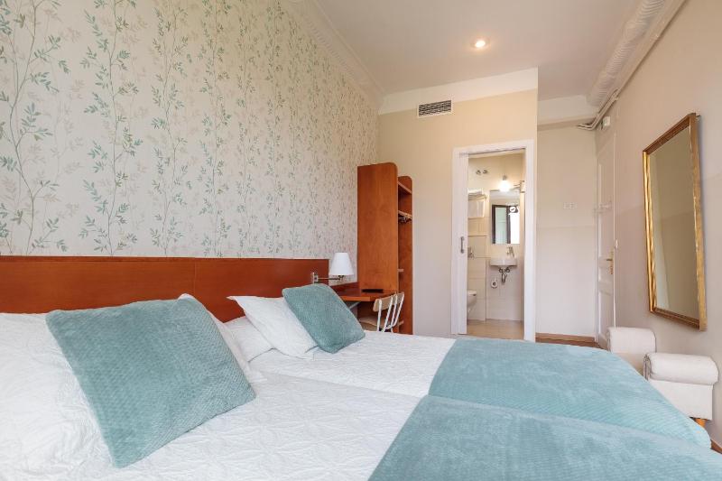Twin Room with City View image 4