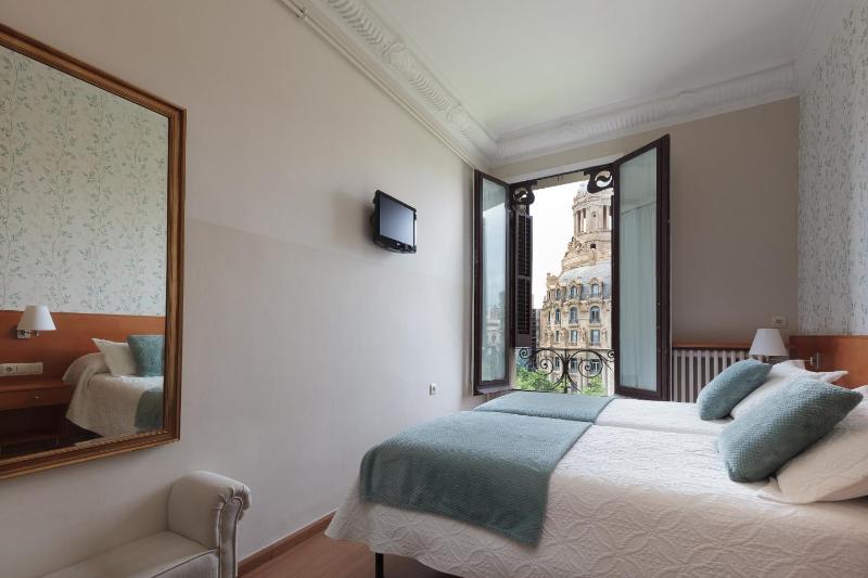 Twin Room with City View image 3