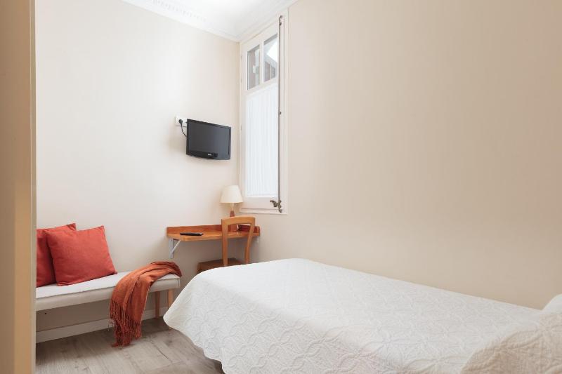 Standard Single Room image 3