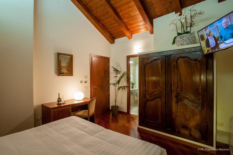 Large Single Room image 3