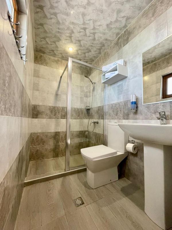 Standard Quadruple Room image 4