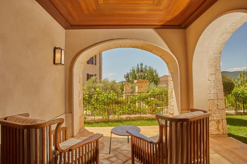 Grand Suite with Garden Access image 4