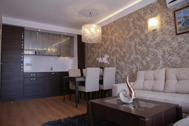Deluxe Two-Bedroom Apartment image 4