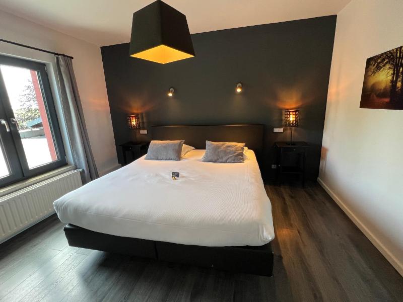 Double Room image 3