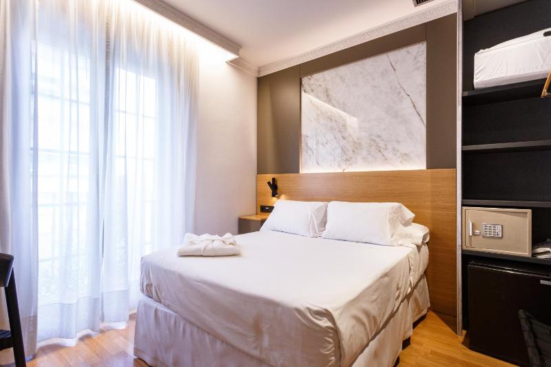 Double or Twin Room image 3
