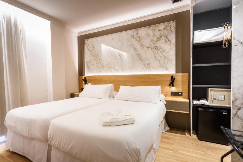 Double or Twin Room image 2