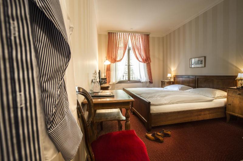 Classic double room with rock view image 1