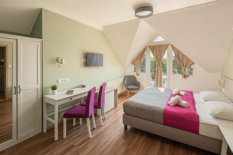 Double or Twin Room with Air-Conditioning image 1