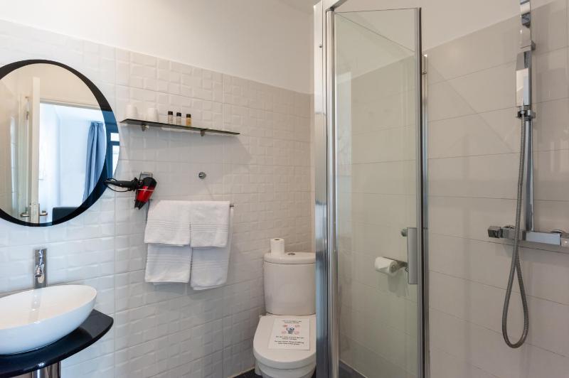 Twin Room image 4