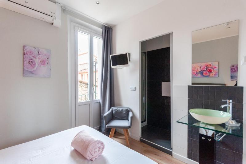 Standard Double Room image 3