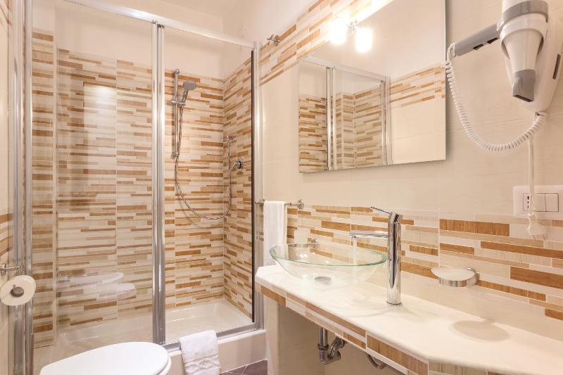 Double Room with Private Bathroom image 1