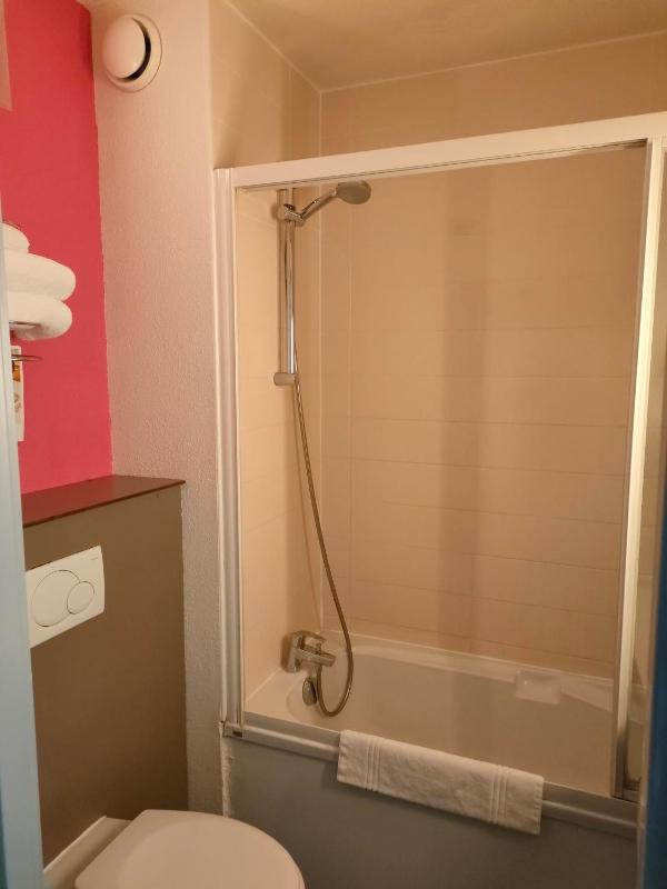 Standard Twin Room image 4