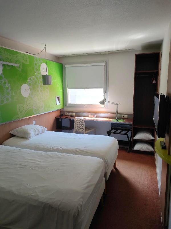 Standard Twin Room image 3