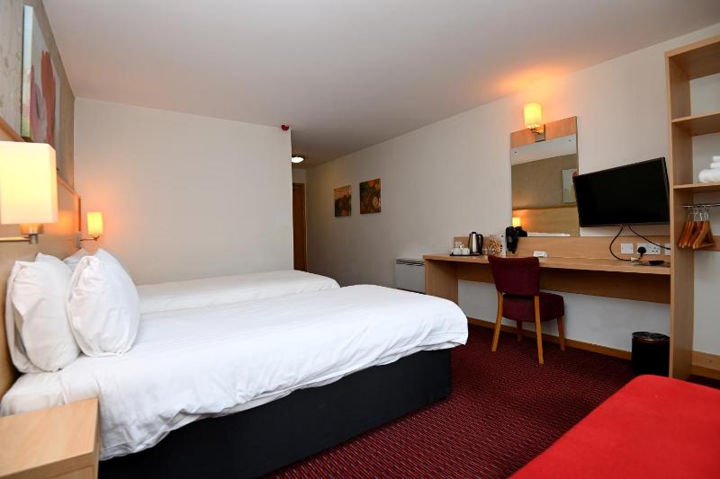 Standard Twin Room image 4