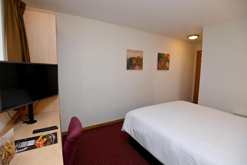 Standard Double Room image 3