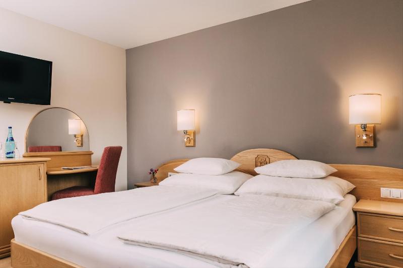 Small Double Room image 4