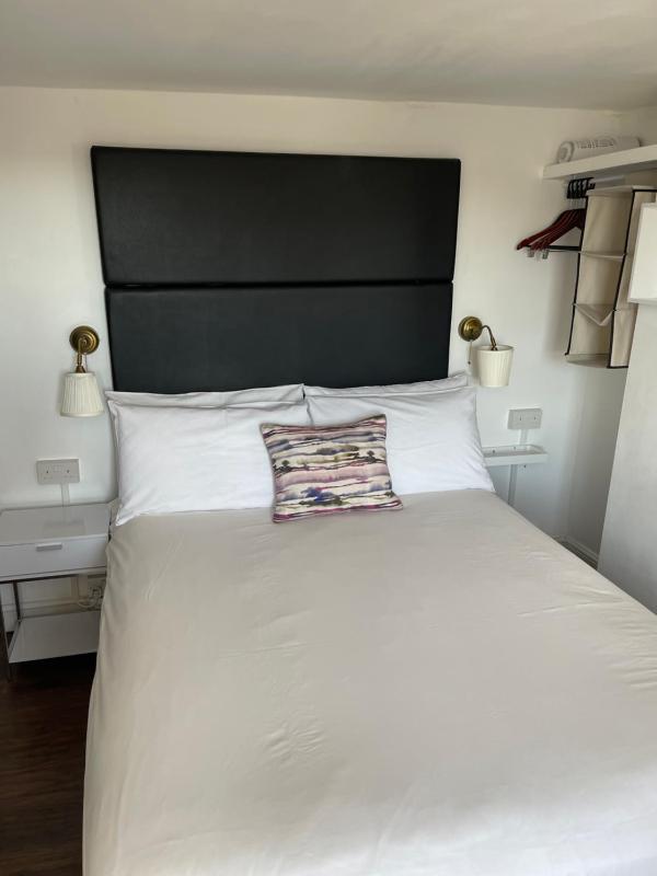 Standard Double Room image 3