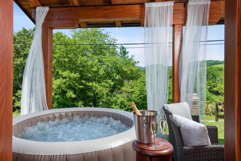 Deluxe Studio with Jacuzzi image 1