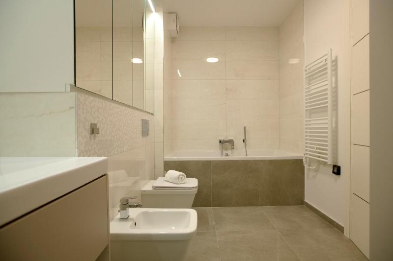 Deluxe Three-Bedroom Apartment with Sea View image 4