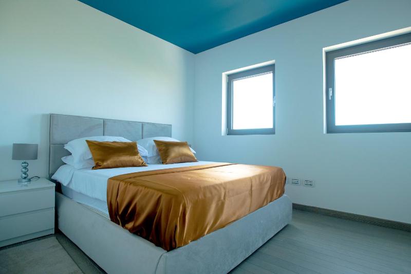 Deluxe Three-Bedroom Apartment with Sea View image 3