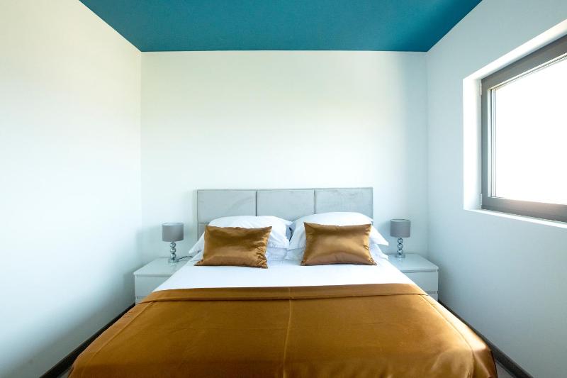 Deluxe Three-Bedroom Apartment with Sea View image 2