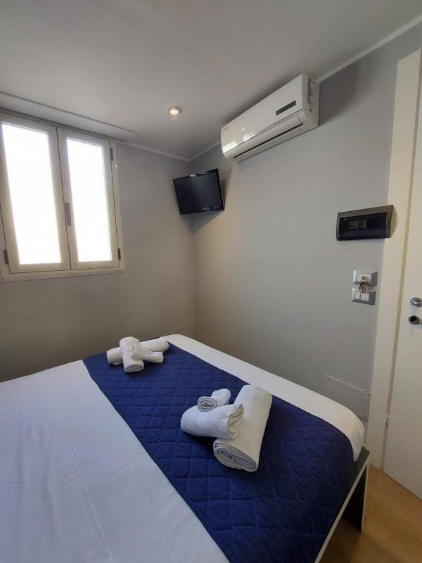 La stanza sul Porto di Amalfi camera piccina piccina con bagno privato e terrazzino vista mare - image 22
