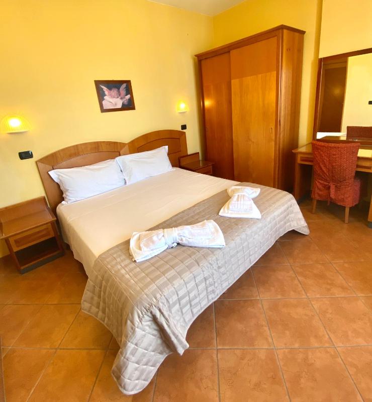 Double Room with Balcony and Sea View image 1