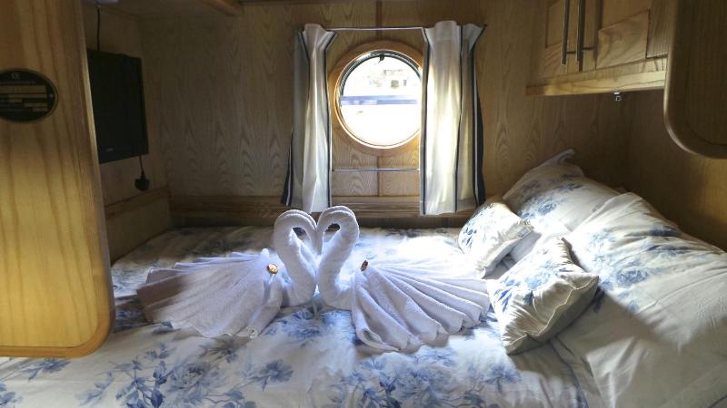 Houseboat - Millie Grace image 4