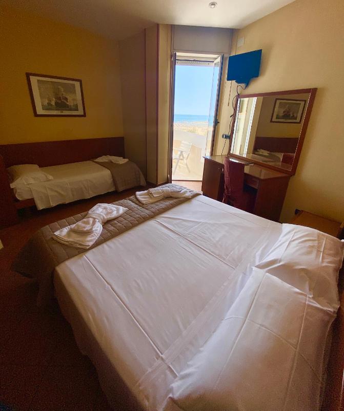 Standard Triple Room with Sea View image 4