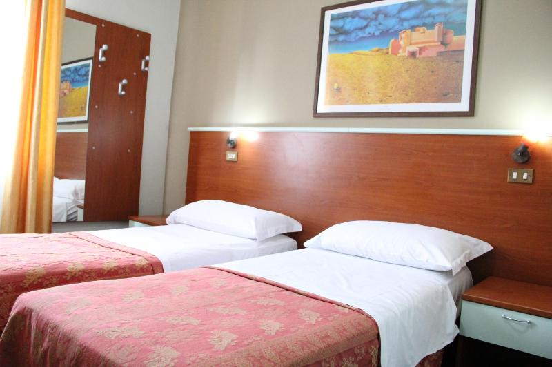 Twin Room image 4