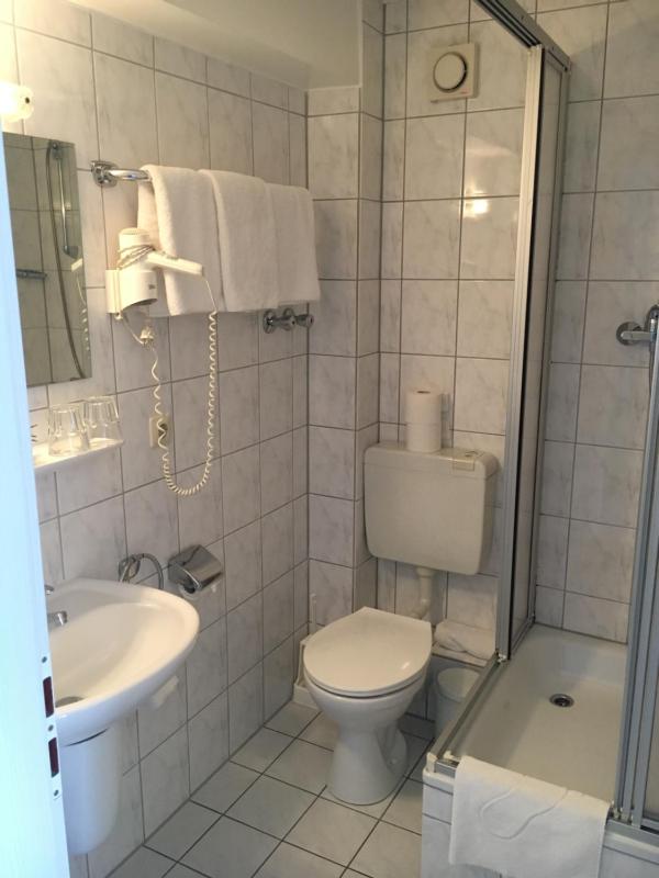 Twin Room with Private Bathroom image 1