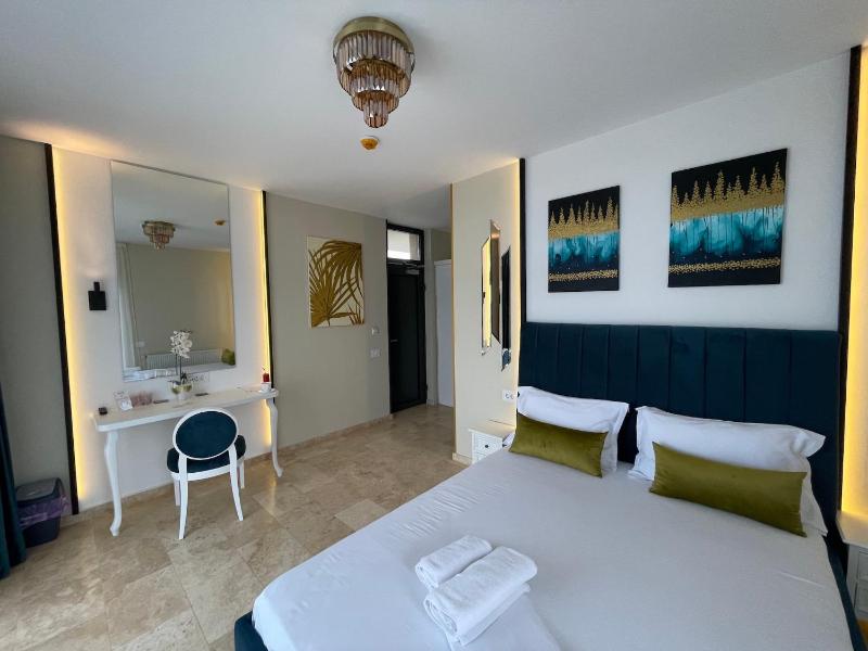 Deluxe Double Room with Balcony image 4
