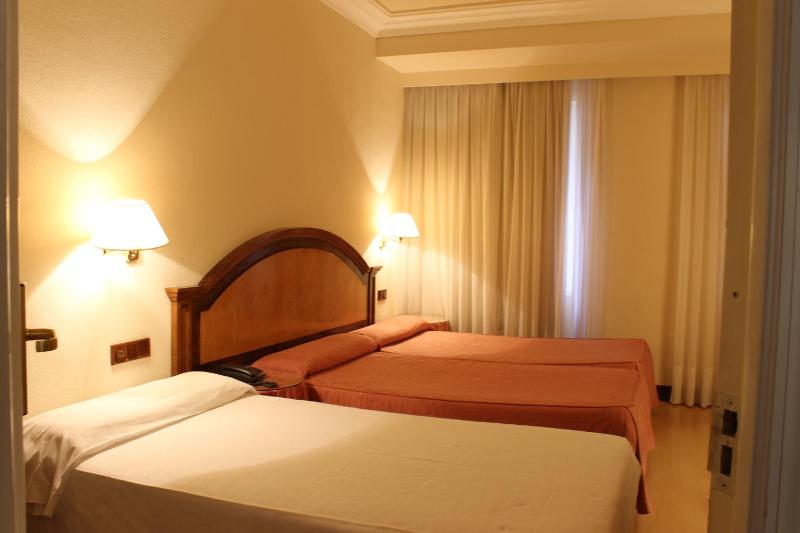 Twin Room with Extra Bed image 3