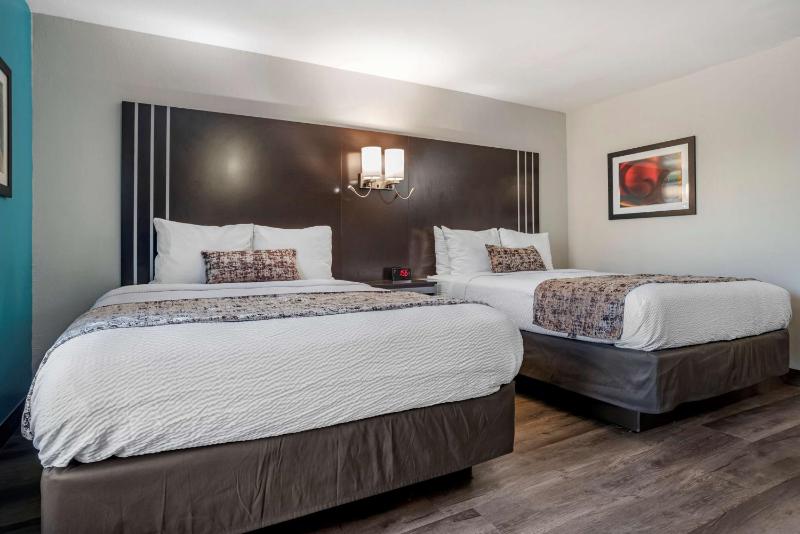 Suite with Two Double Beds image 3