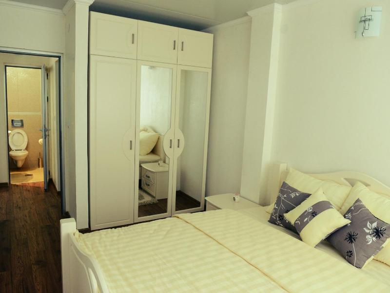 One-Bedroom Apartment image 4