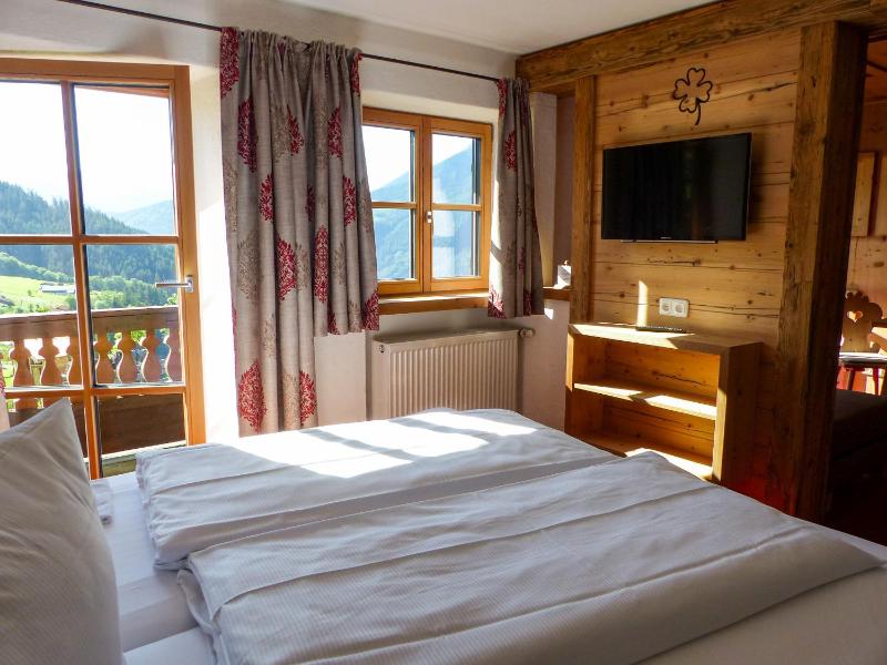 Double Room image 3
