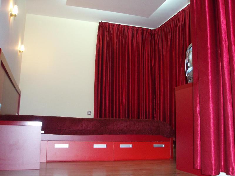 Deluxe Double Room with Extra Bed image 2