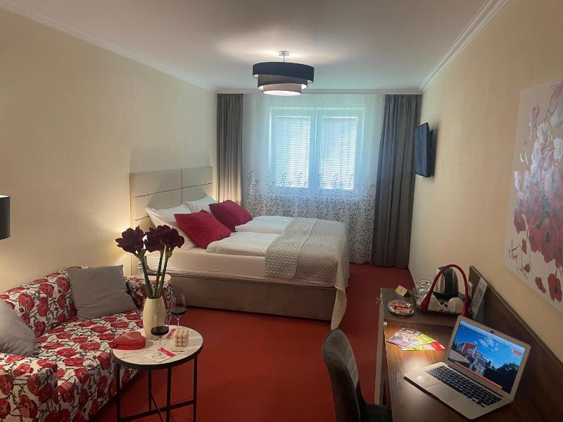 Deluxe Double or Twin Room with Garden View image 3