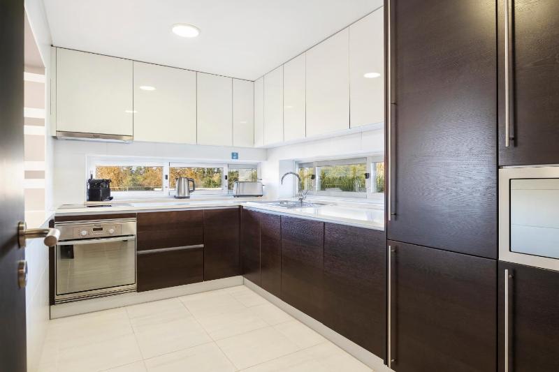 Deluxe One-Bedroom Apartment image 2